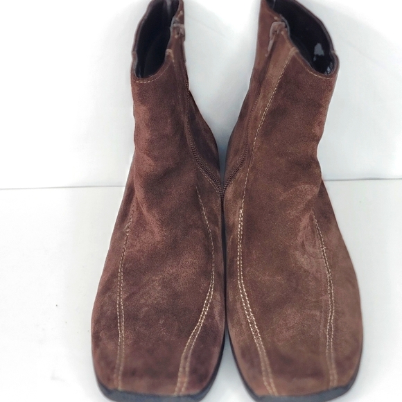 Clark's Brown Suede Booties Size 10W. S1266 - Picture 2 of 7